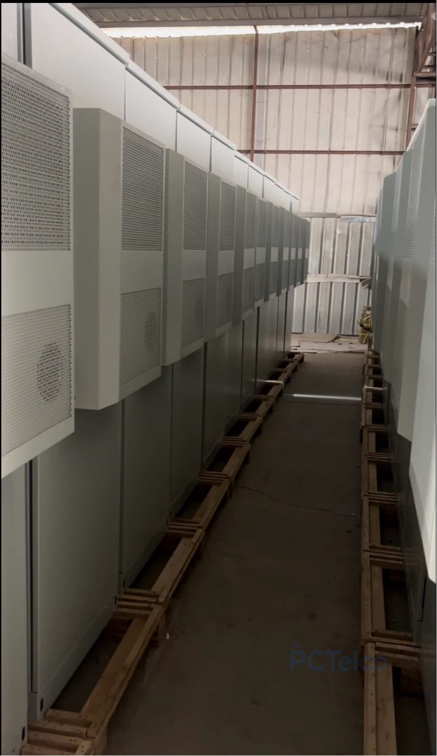 ODC40A-01 SGCC Galvanized Steel Outdoor Cabinet for Off-Grid Solar Telecom Energy Storage PCTELCO ODC40A-01 40U 19Inch IP55 Outdoor Solar Telecom Cabinet 2000W DC Air Condition Front View