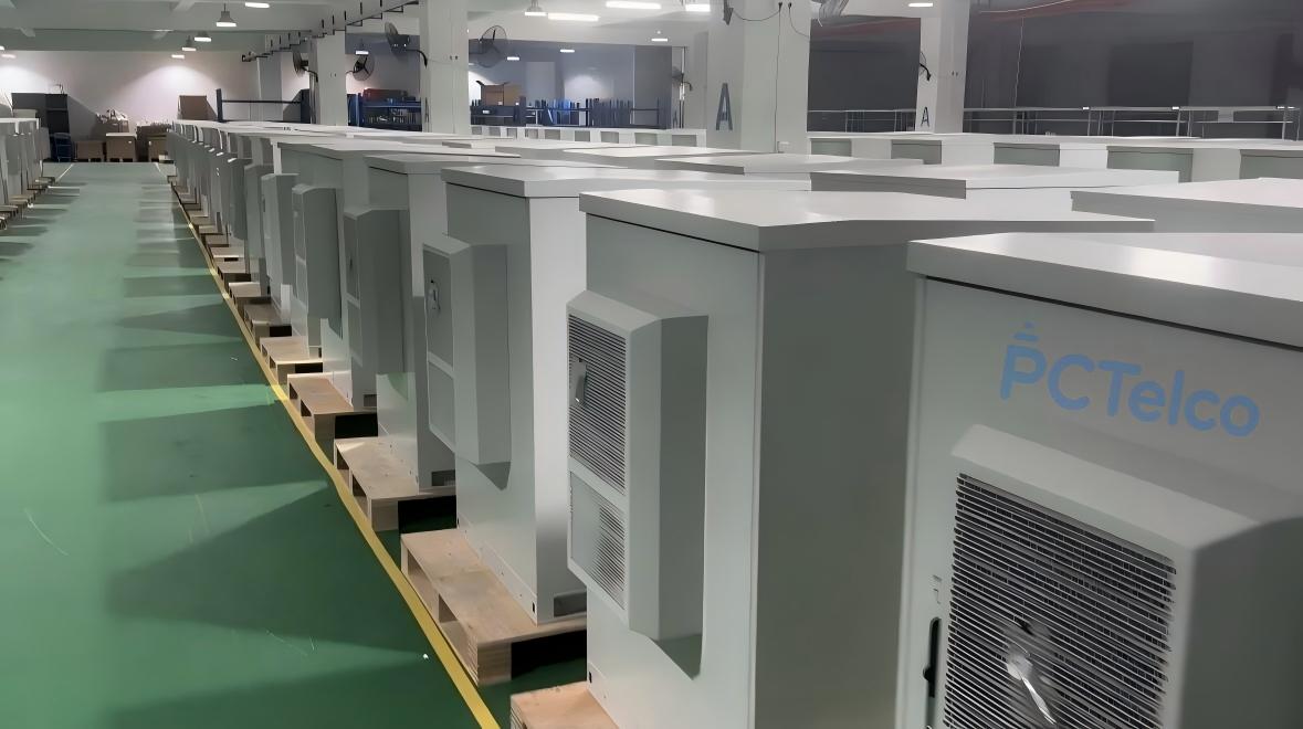 PCTELCO ODC2201-55 Double Wall Insulated Outdoor Cabinet for 4G 5G Base Station Power System PCTELCO ODC2201-55 22U 19Inch IP65 Sandwich Outdoor Telecom Cabinet 1500W AC Cooling Front View